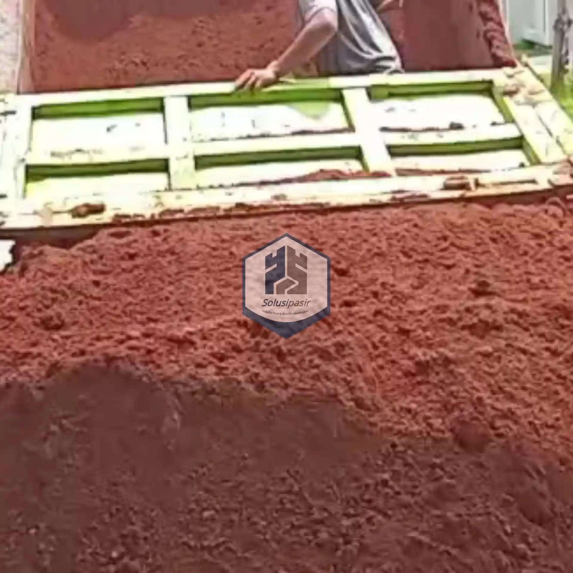 Aktivitas bongkar muat tanah merah di lokasi proyek Jakarta